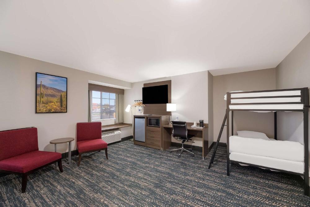 King Suite with Bunk Bed and Walk-In Shower - Non-Smoking interior