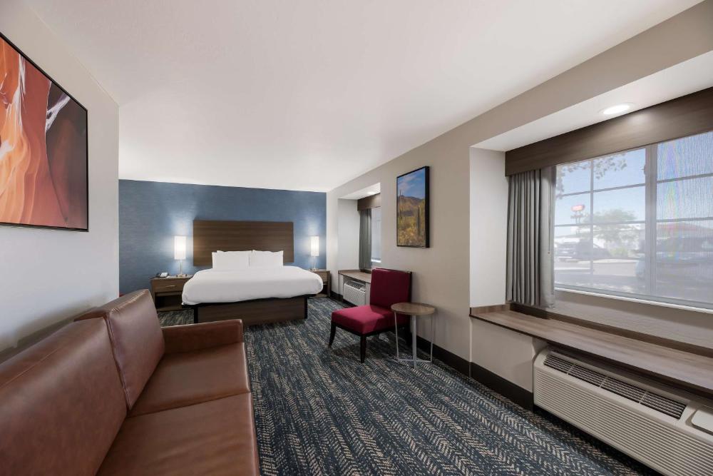 King Suite with Sofa Bed and Walk-In Shower - Non-Smoking interior